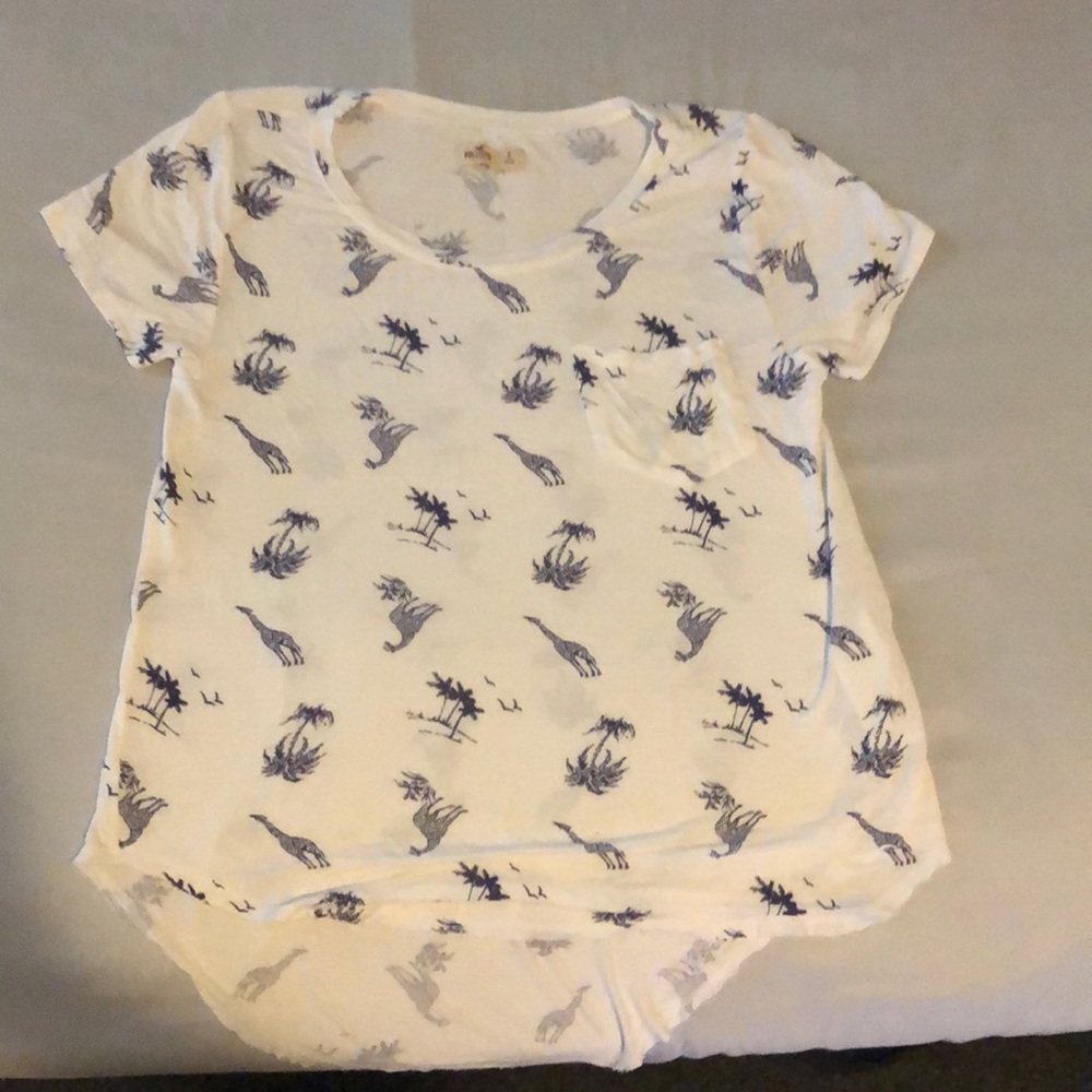 Small giraffe print holister tee. Slim fit.